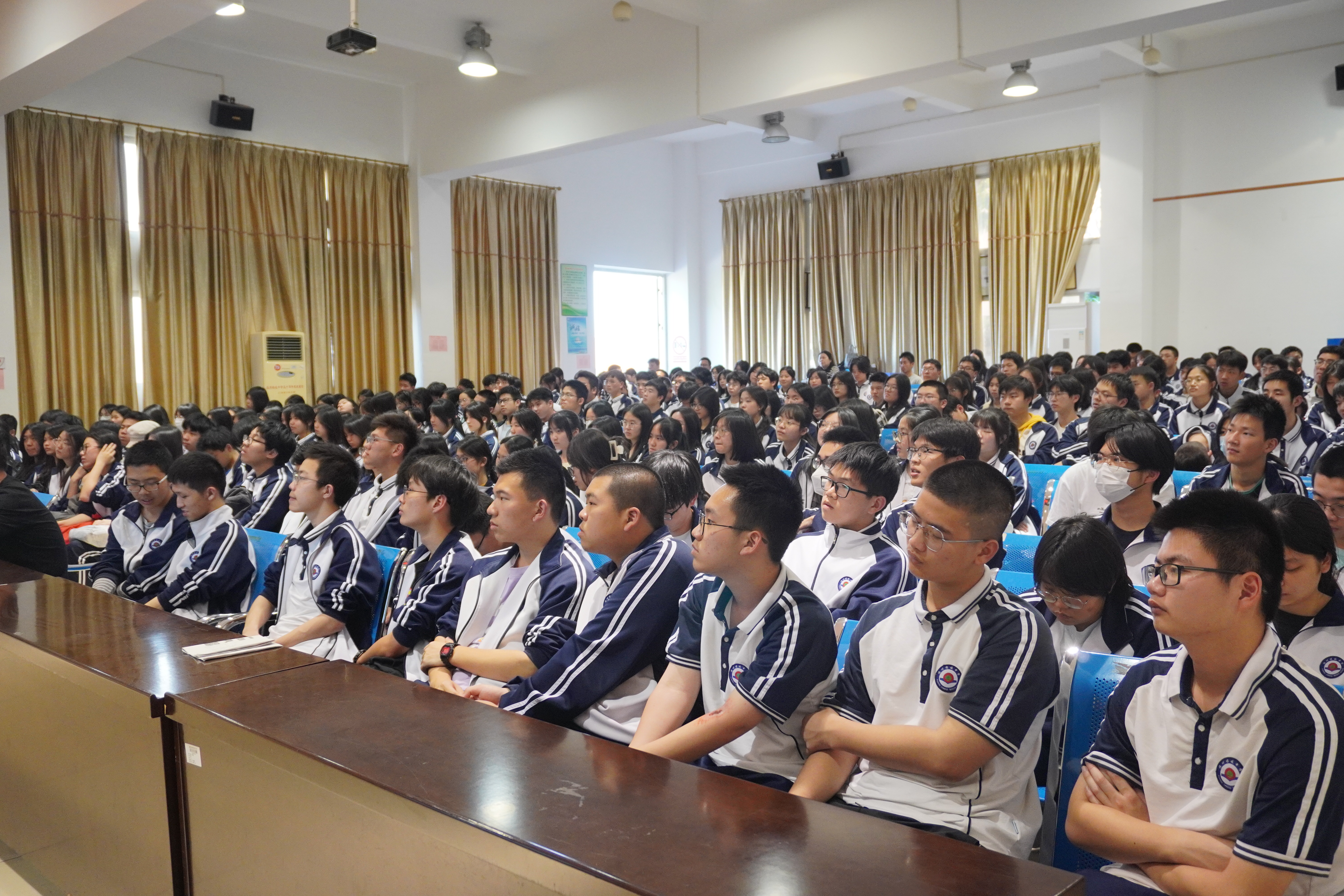“琅中大讲堂”开讲，校友何强畅谈“诗与远方”