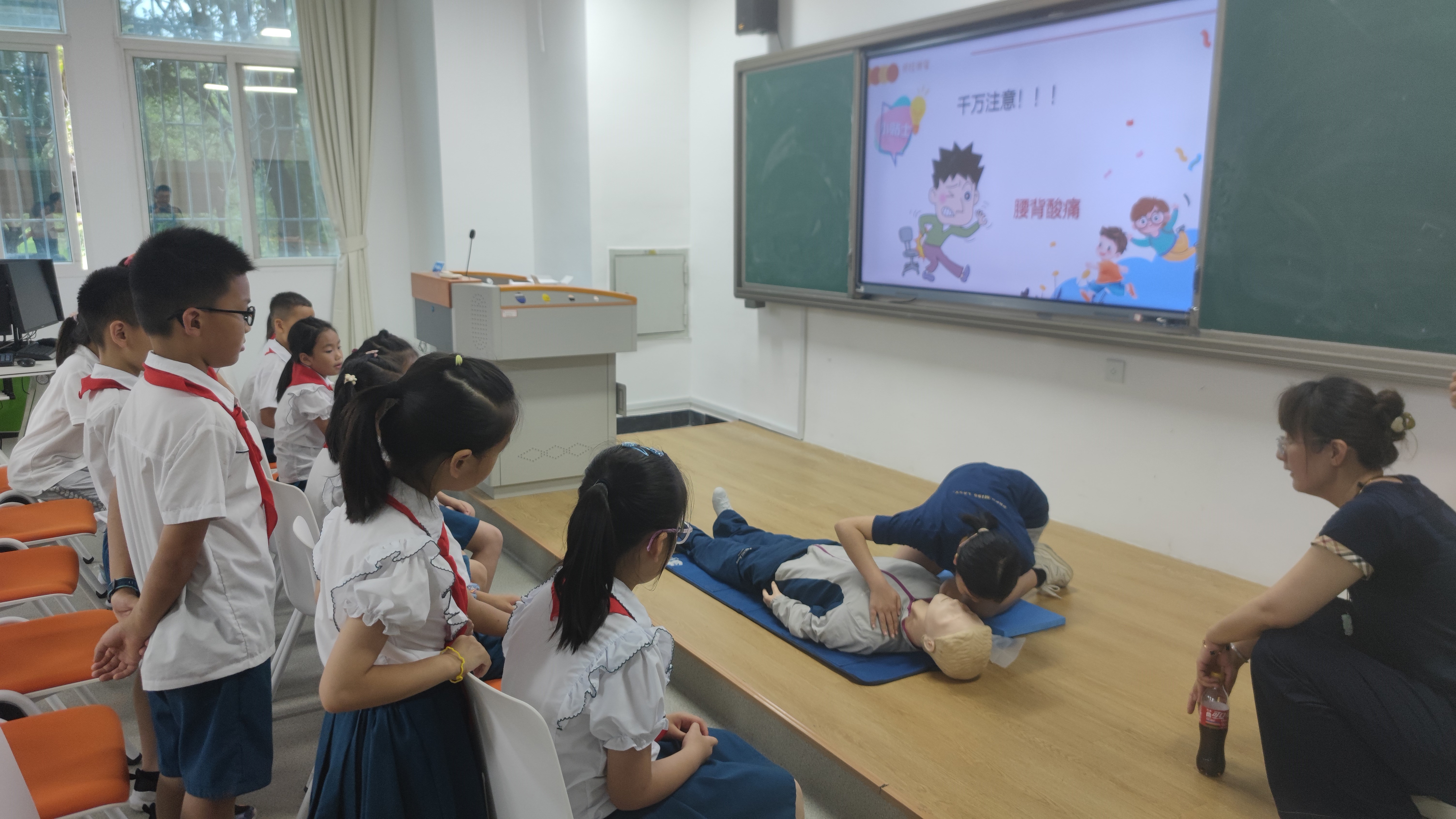 马尾实验小学开展“大手牵小手，医路助成长” 红领巾研学活动